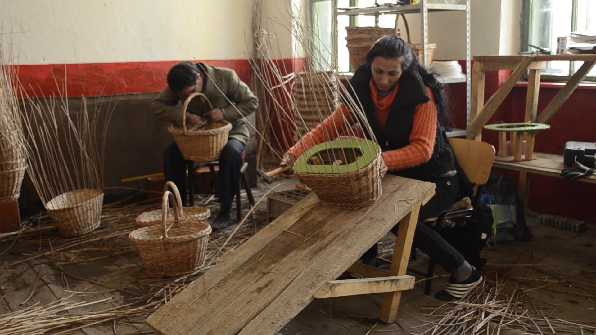 tense Bud Introduce Un exemplu de succes: Atelierul de impletituri de nuiele din satul Tamasda